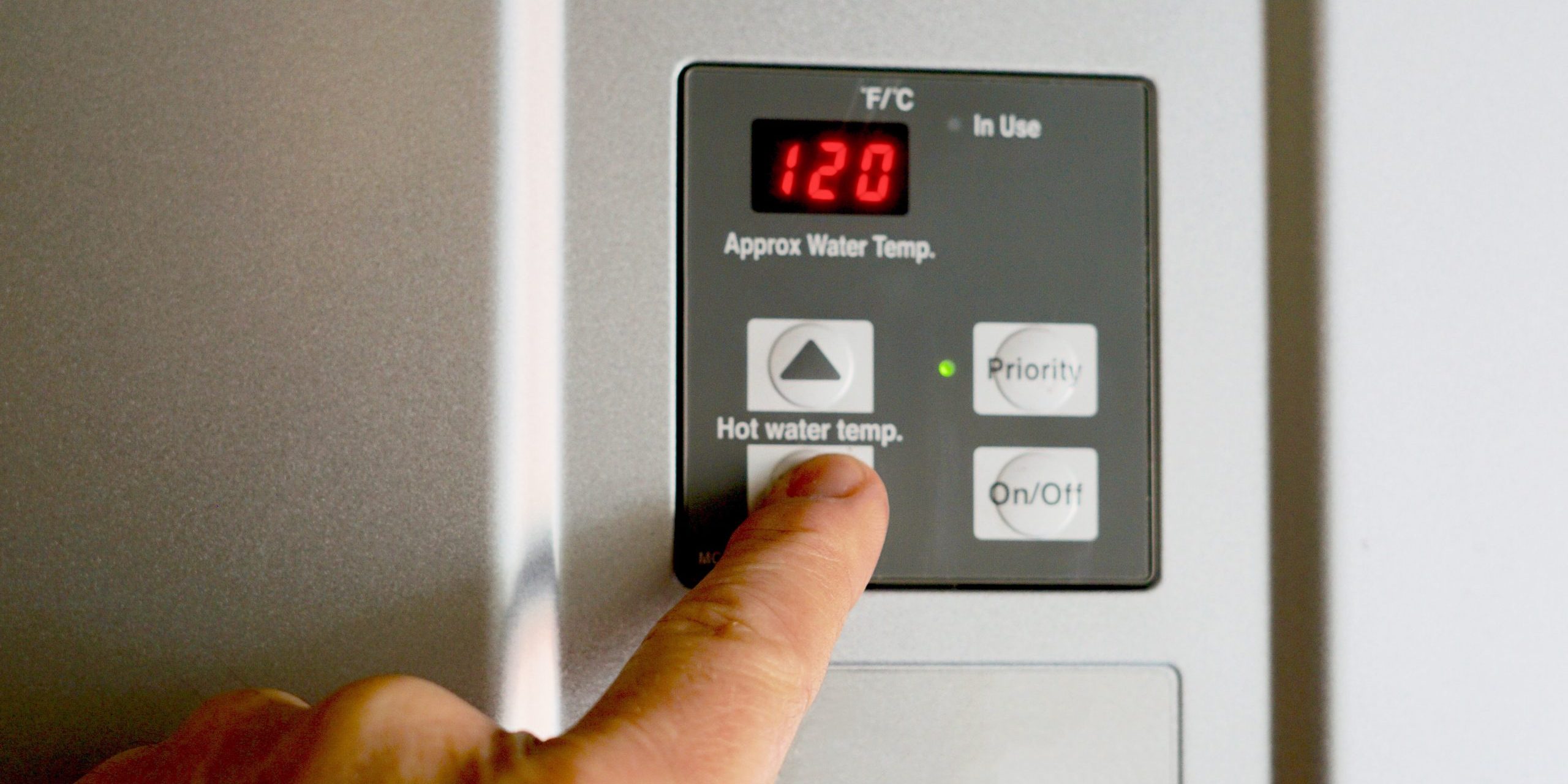 Dedo marcando temperatura caldera