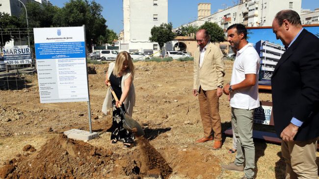 Alcaldesa de Jerez colocando la primera piedra de la promoción Terrazas del Sol