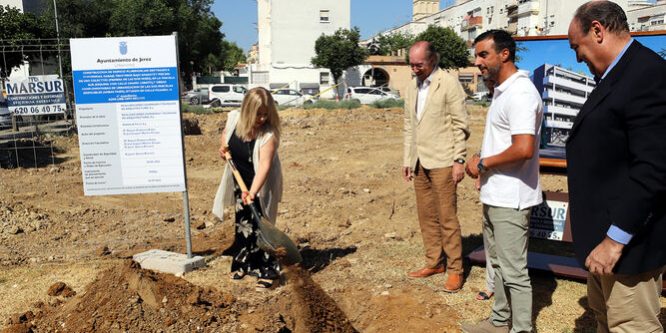 Colocación primera piedra Terrazas del Sol Alcaldesa de Jerez colocando la primera piedra de la promoción Terrazas del Sol